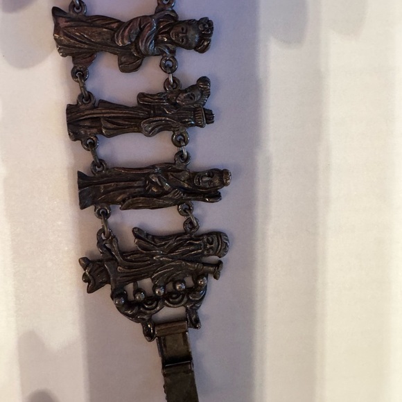 Vintage/antique Asian Silver colored Bracelet with Detailed Figures - Picture 11 of 16